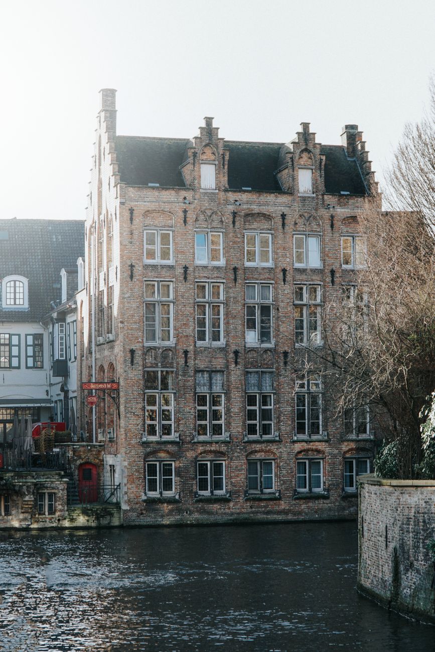 Schilderachtige grachten en historische gebouwen in Brugge België